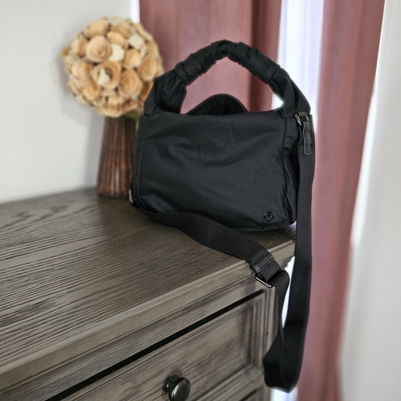 Lululemon crossbody - Picture 6 of 15